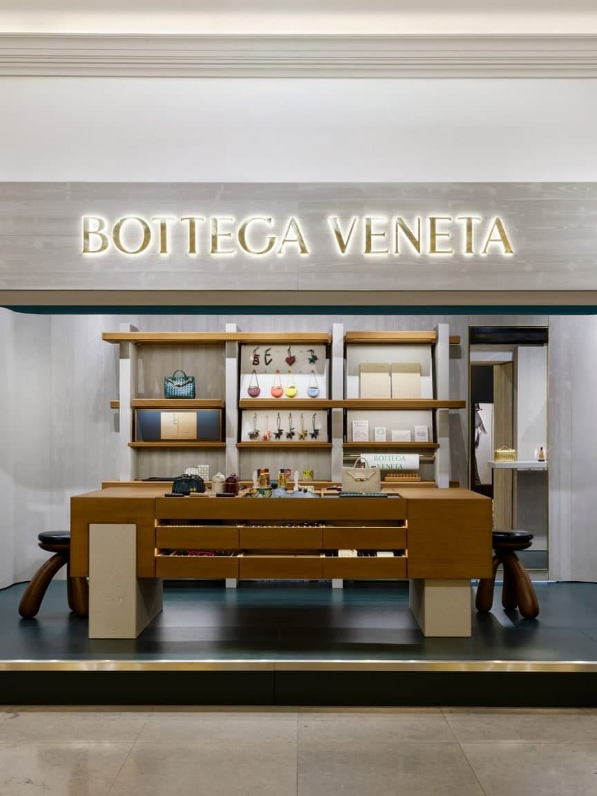 A modernist-inspired pop-up at Harrods celebrates Bottega Veneta’s Intrecciato weave with architecture, refined craftsmanship, and exclusive design.