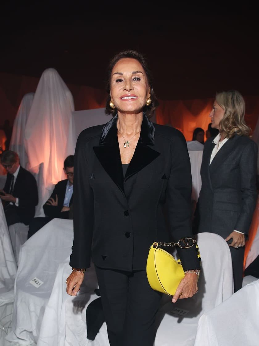 At 80, Naty Abascal proves a suit and sneakers can be chic. Discover her timeless style formula, elegance and why it works for every age.