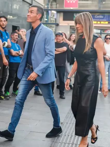 First Lady Begoña Gómez dazzles in Madrid with a bold all-leather outfit, becoming the unexpected star of Amenábar's 'El Cautivo' premiere tonight.