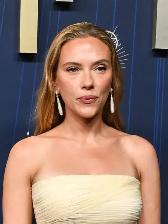 Scarlett Johansson stunned at the 2025 Emmys in a custom-Prada butter-yellow gown. Explore dress dupes, tips, and styling ideas.