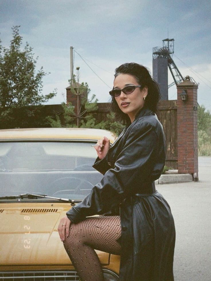Moda lat 90. powraca: dżinsy, streetwear, minimalizm i kultowe zestawy znów inspirują współczesne kobiece stylizacje.