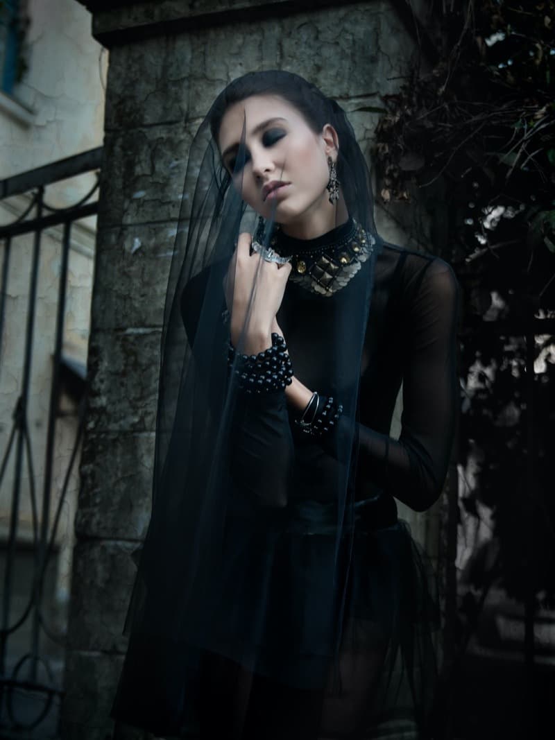 Kompletny przewodnik po stylu goth od inspiracji wiktoriańskich po nowoczesną modę z pomysłami na stylizacje i estetykę.