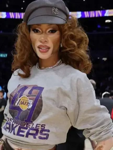 Winnie Harlow olśniła na meczu NBA stylizacją z mini spódniczką z własnej kolekcji, wywołując zachwyt i emocje wśród fanów online.
