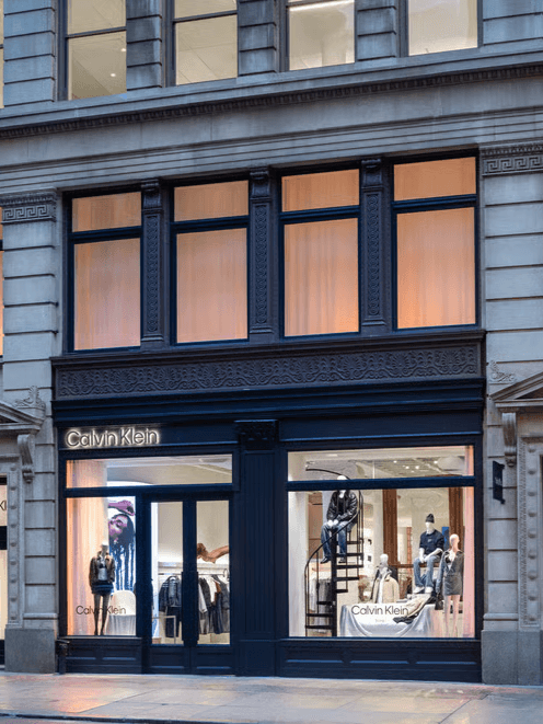 Calvin Klein wraca do Nowego Jorku z nowym flagshipiem w SoHo — loftowa przestrzeń 3000+ ft², selekcja ubrań i limitowana kapsuła.