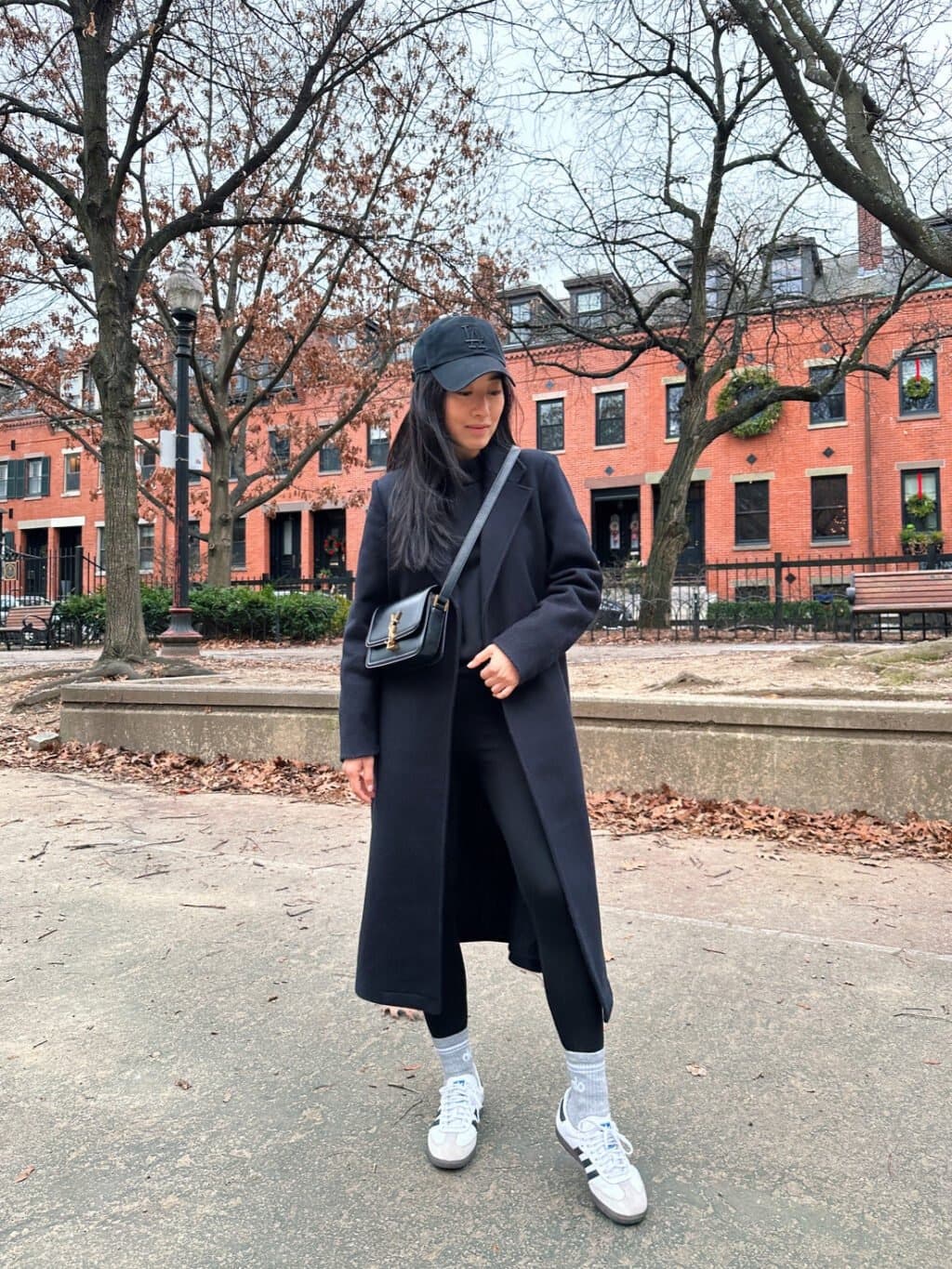 Discover five minimalist winter looks with clean silhouettes, neutral layers, and versatile footwear ideas for a refined cold-season wardrobe.