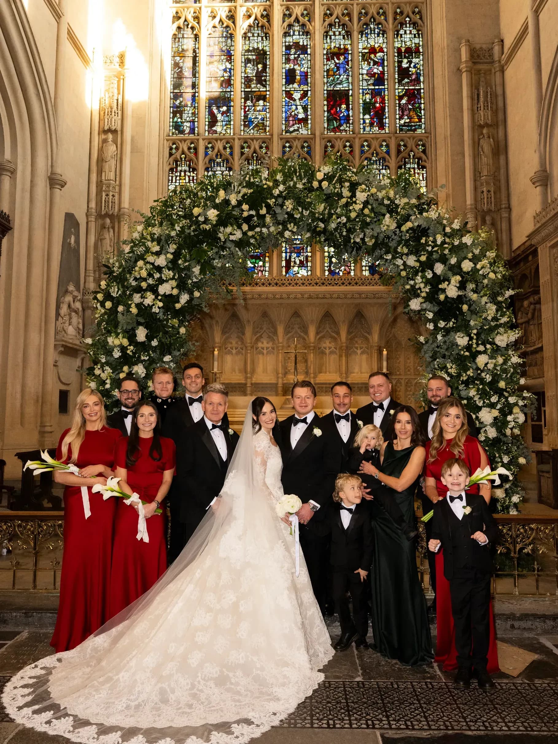 Holly Ramsay i olimpijski pływak Adam Peaty pobrali się w Bath Abbey, celebrując ślub w klasycznym stylu i rodzinnym gronie.