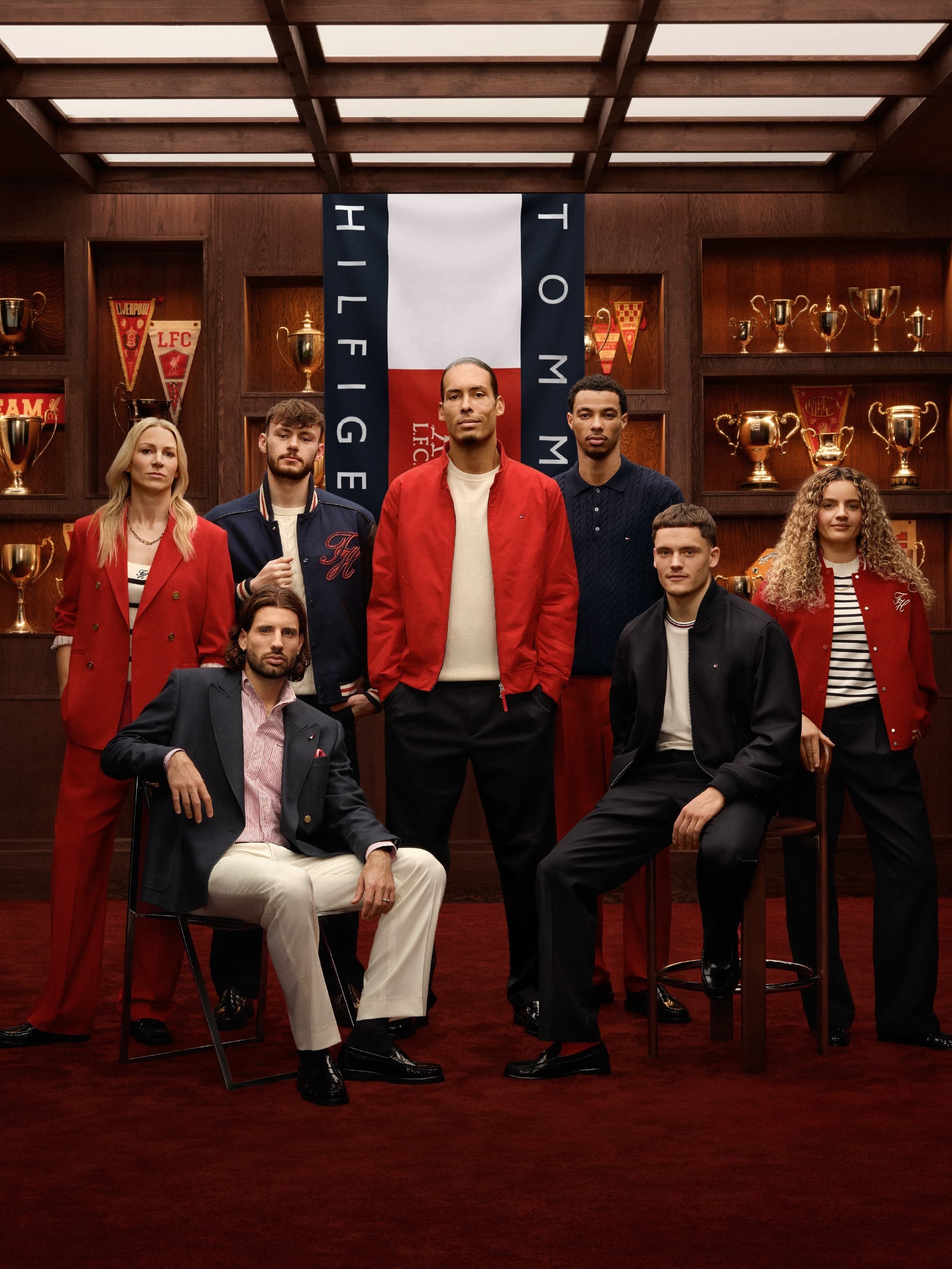 Tommy Hilfiger ogłosił wieloletnie partnerstwo z Liverpool FC: oficjalny styl dla zawodników, kolekcje kapsułowe i globalne kampanie.