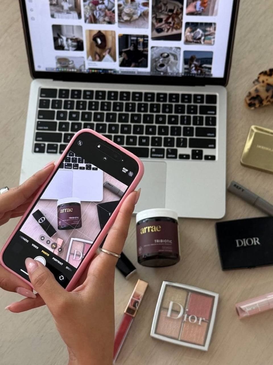 UGC creatorzy tworzą autentyczne treści dla marek. Wyjaśniamy, kim są, czym się zajmują i jak rozpocząć drogę w UGC od zera.