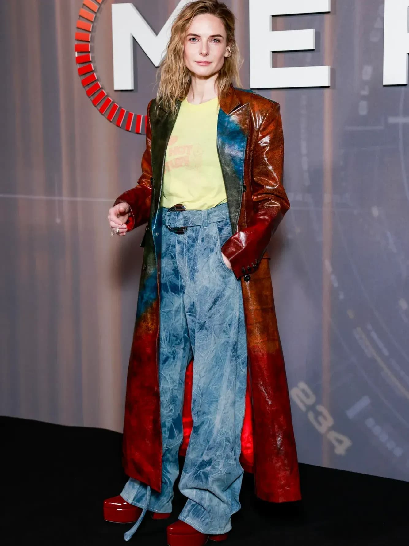 Rebecca Ferguson pojawiła się na londyńskim photocallu filmu «Mercy» w platformowych butach Roker oraz efektownej stylizacji Ferrari z kolekcji jesień 2025.