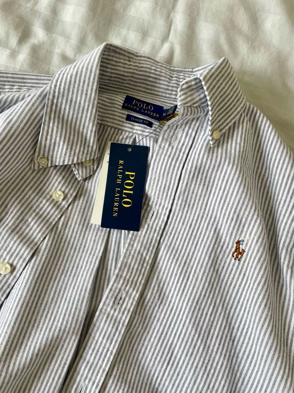 Koszulki polo jako podstawa letniej garderoby: kolory, printy, długi rękaw i połączenia z klasycznym krojem w stylizacjach sezonu.
