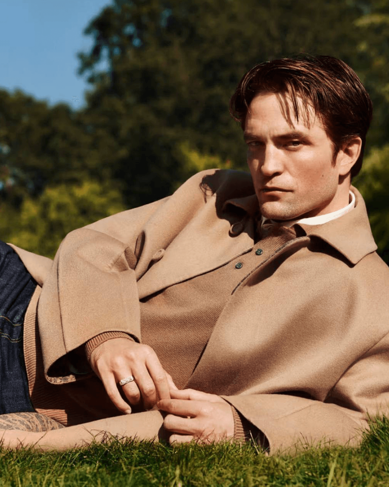 Robert Pattinson became the face of the new Dior Icon advertising campaign, demonstrating men's items from the Kim Jones collection.
The line includes structured coats, leather bombers, cashmere sweaters and chic suits. In addition, the capsule contains a number of accessories, including a Dior Gallop crossbody bag and Dior Buffalo shoes.