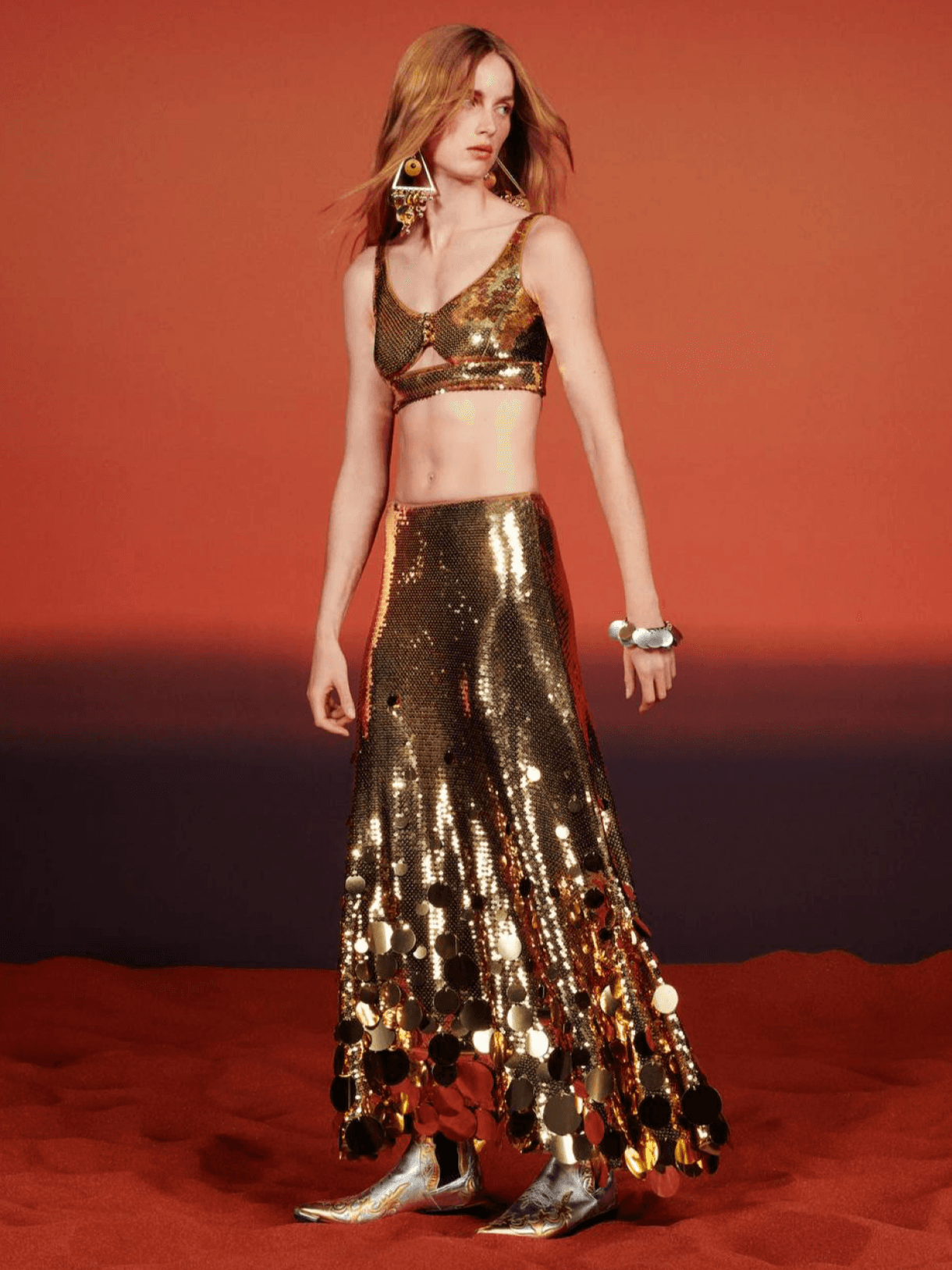 We return to the brilliant 70s with the new Rabanne x H&M collaboration. There are a lot of textures and colors, bright prints, gold sequins shine on feminine models, and chain mail is embodied in dresses with slits, fringes and tops.