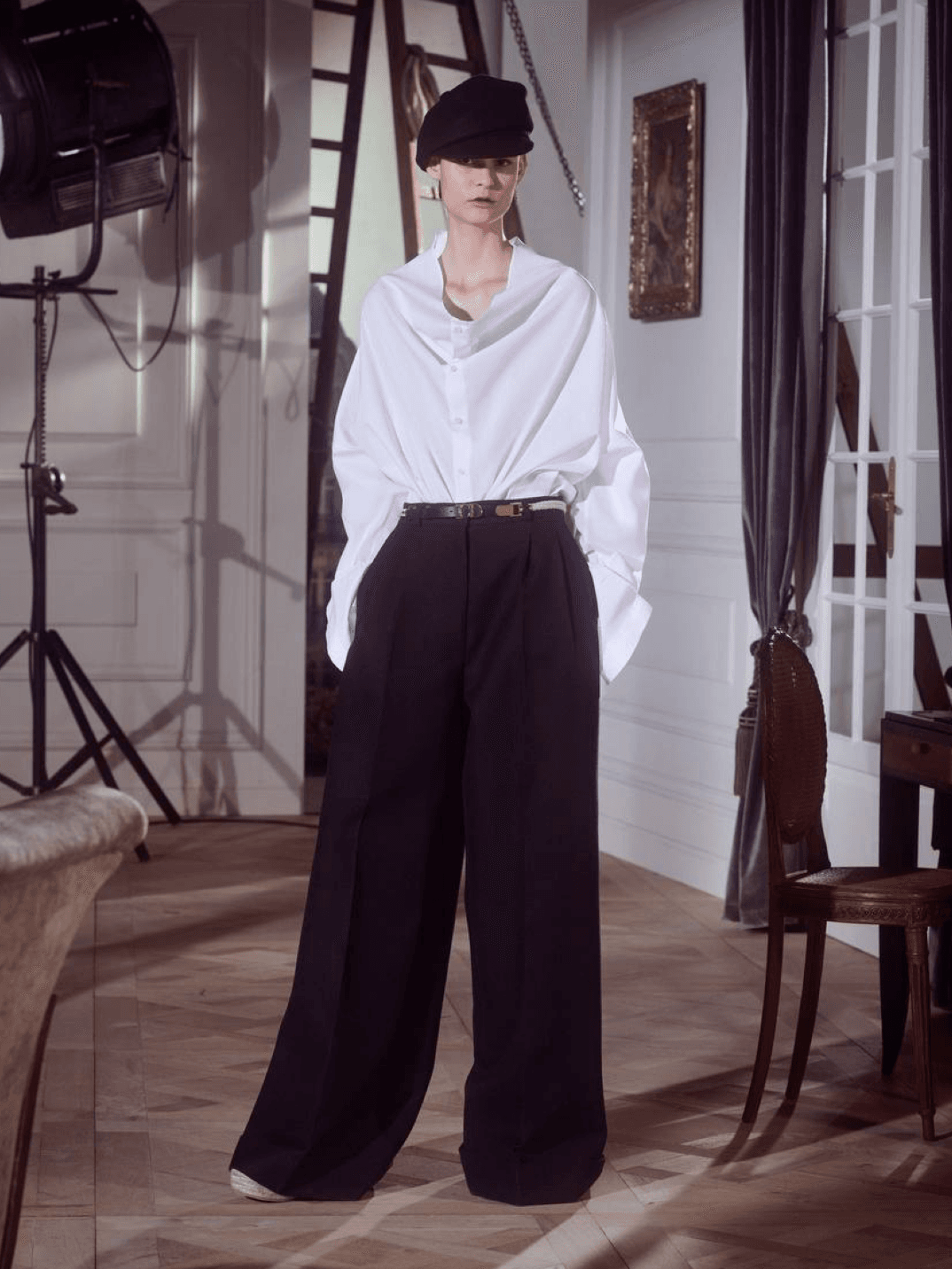 The main inspiration for the Dior pre-fall 2024 collection was Marlene Dietrich, whose Hollywood career and public image were closely associated with the French house, and her style was revolutionary and has not lost its relevance to this day.
She was partial to both tuxedos and elegant evening dresses. Likewise, the collection includes men's cut jackets, vests, trousers, ties and feminine minimalist dresses in vintage style.