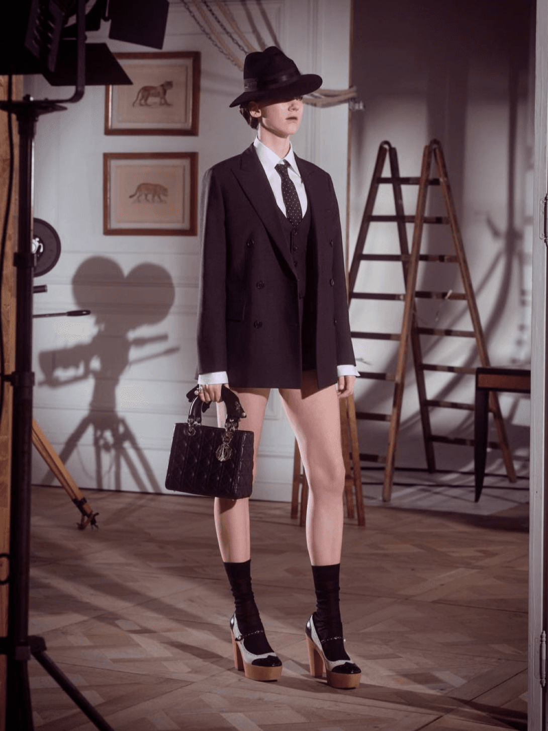 The main inspiration for the Dior pre-fall 2024 collection was Marlene Dietrich, whose Hollywood career and public image were closely associated with the French house, and her style was revolutionary and has not lost its relevance to this day.
She was partial to both tuxedos and elegant evening dresses. Likewise, the collection includes men's cut jackets, vests, trousers, ties and feminine minimalist dresses in vintage style.