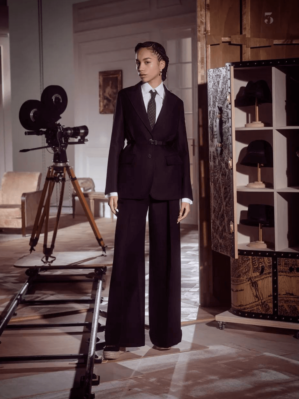 The main inspiration for the Dior pre-fall 2024 collection was Marlene Dietrich, whose Hollywood career and public image were closely associated with the French house, and her style was revolutionary and has not lost its relevance to this day.
She was partial to both tuxedos and elegant evening dresses. Likewise, the collection includes men's cut jackets, vests, trousers, ties and feminine minimalist dresses in vintage style.