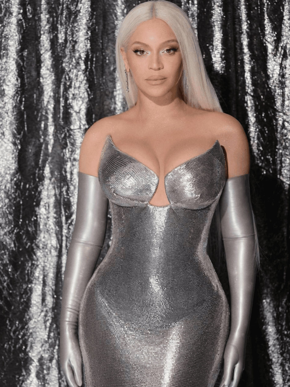 After such an impressive success of the Renaissance World Tour, Beyoncé literally stunned everyone with her image. The singer appeared in Los Angeles at the premiere of a concert film dedicated to her tour, appearing to fans and paparazzi as a platinum blonde.
For the red carpet, Queen Bee chose a custom silver Versace dress, which she paired with high latex gloves and matching sandals.
It turned out very impressive! 🔥