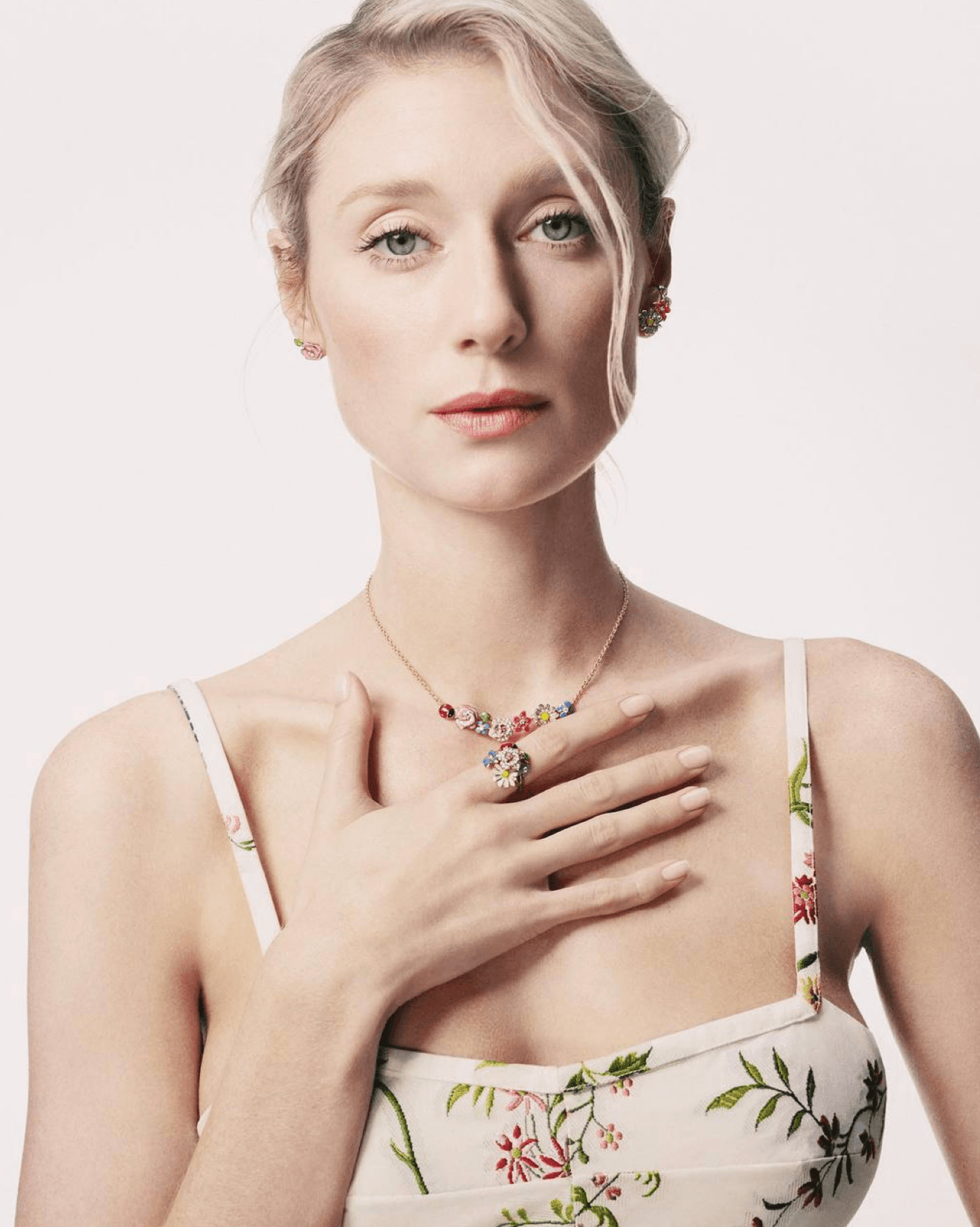 Elizabeth Debicki, who plays Princess Diana in The Crown, became the face of the new Dior La Rose jewelry collection and starred in the brand's advertising campaign.
In the pictures, the actress poses in jewelry, the main motif of which was Christian Dior's favorite flower - the rose.