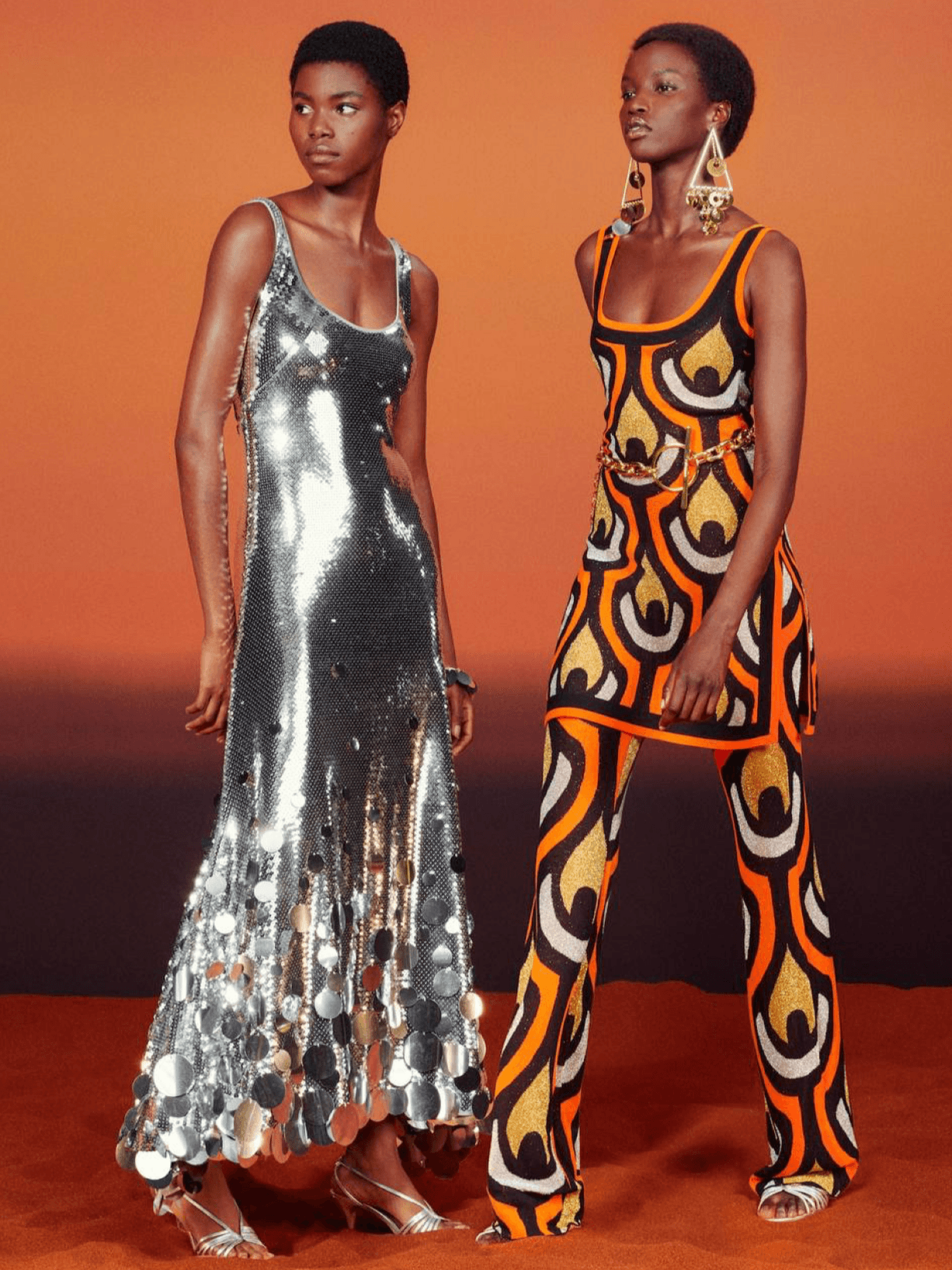 We return to the brilliant 70s with the new Rabanne x H&M collaboration. There are a lot of textures and colors, bright prints, gold sequins shine on feminine models, and chain mail is embodied in dresses with slits, fringes and tops.
