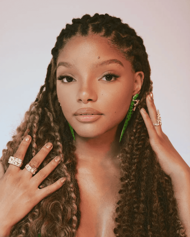 Halle Bailey, połowa kultowego duetu muzycznego R&B Chloe x Halle i wschodząca gwiazda filmowa, już od jakiegoś czasu zyskuje sławę. Pomiędzy głównymi rolami w aktorskim remake'u „Małej Syrenki” Disneya i nadchodzącym musicalu filmowym „The Color Purple”, a także nadchodzącym debiutanckim solowym albumem, Bailey ma pełny talerz. 23-latka jednak wciąż znajduje czas na randki, gdyż obecnie jest w związku z raperem i YouTuberem DDG (Darryl Dwayne Granberry Jr.).