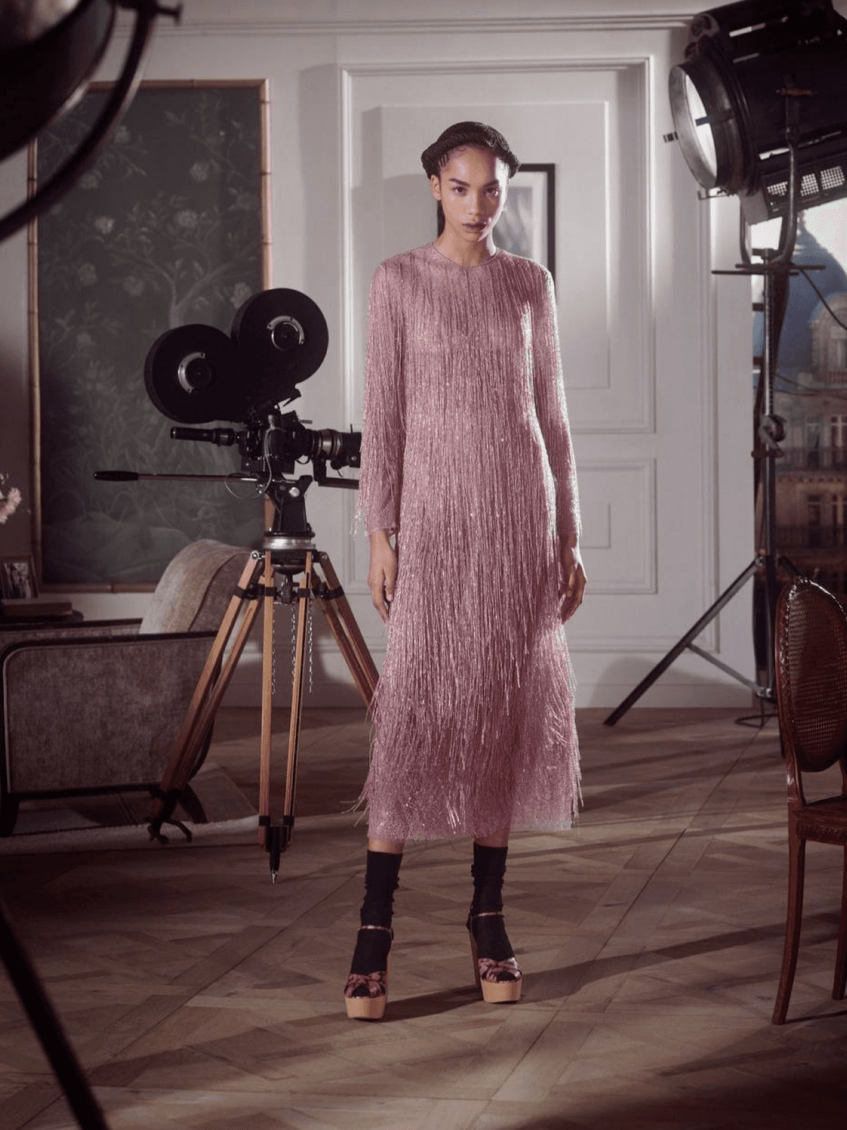 The main inspiration for the Dior pre-fall 2024 collection was Marlene Dietrich, whose Hollywood career and public image were closely associated with the French house, and her style was revolutionary and has not lost its relevance to this day.
She was partial to both tuxedos and elegant evening dresses. Likewise, the collection includes men's cut jackets, vests, trousers, ties and feminine minimalist dresses in vintage style.