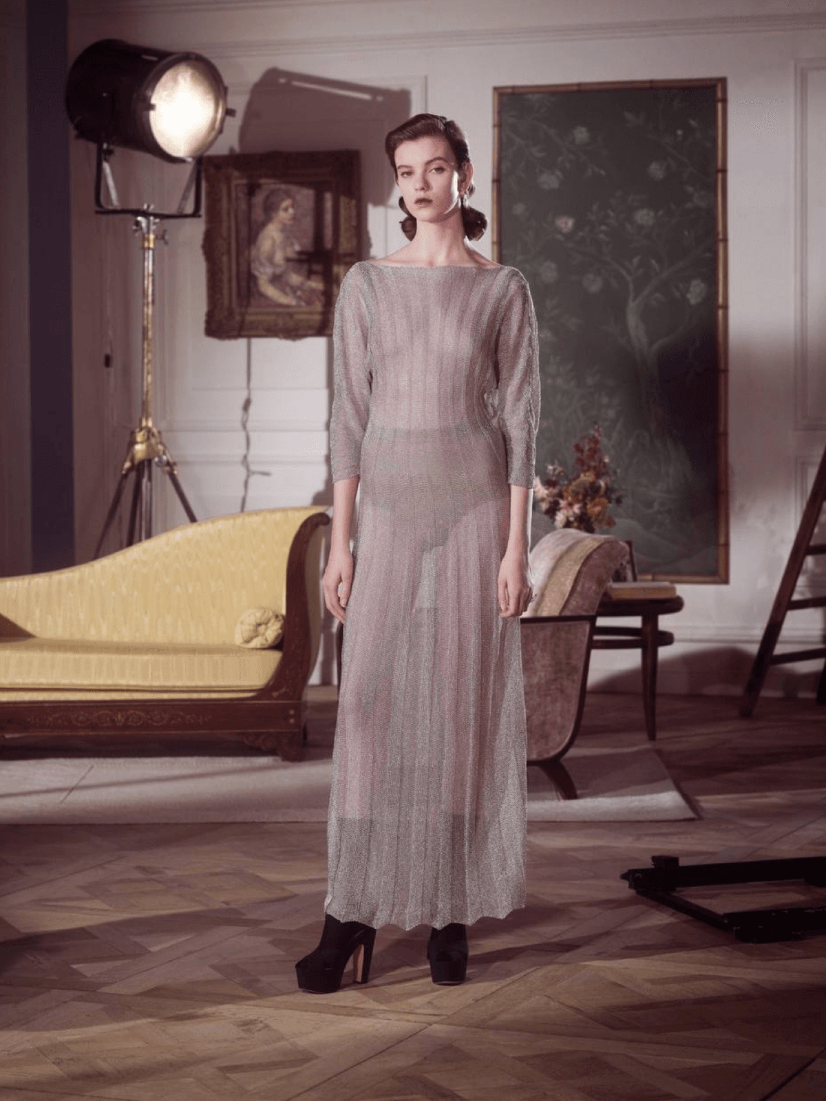 The main inspiration for the Dior pre-fall 2024 collection was Marlene Dietrich, whose Hollywood career and public image were closely associated with the French house, and her style was revolutionary and has not lost its relevance to this day.
She was partial to both tuxedos and elegant evening dresses. Likewise, the collection includes men's cut jackets, vests, trousers, ties and feminine minimalist dresses in vintage style.