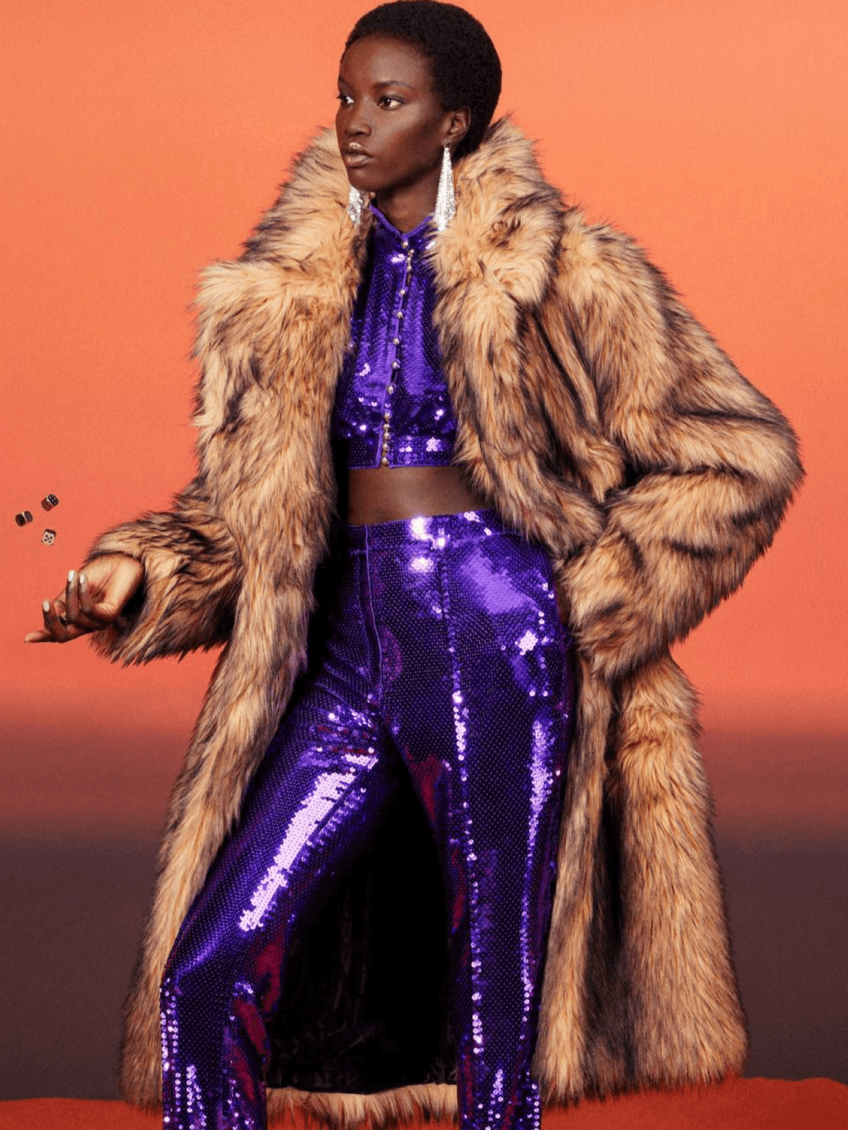 We return to the brilliant 70s with the new Rabanne x H&M collaboration. There are a lot of textures and colors, bright prints, gold sequins shine on feminine models, and chain mail is embodied in dresses with slits, fringes and tops.