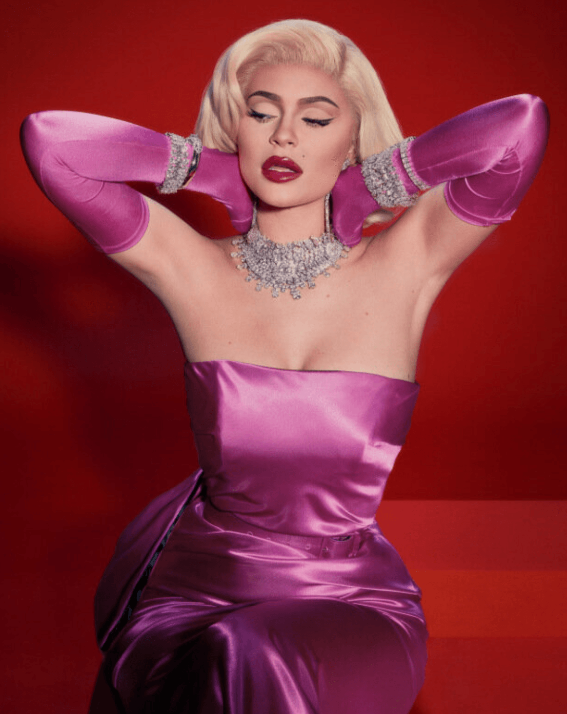 The youngest billionaire in the world appeared in an image in which she outdid herself. Kylie Jenner completely reincarnated as Marilyn Monroe, repeating her in the smallest detail, from a pink satin dress and gloves to a necklace completely encrusted with diamonds, “all girls’ best friends.”