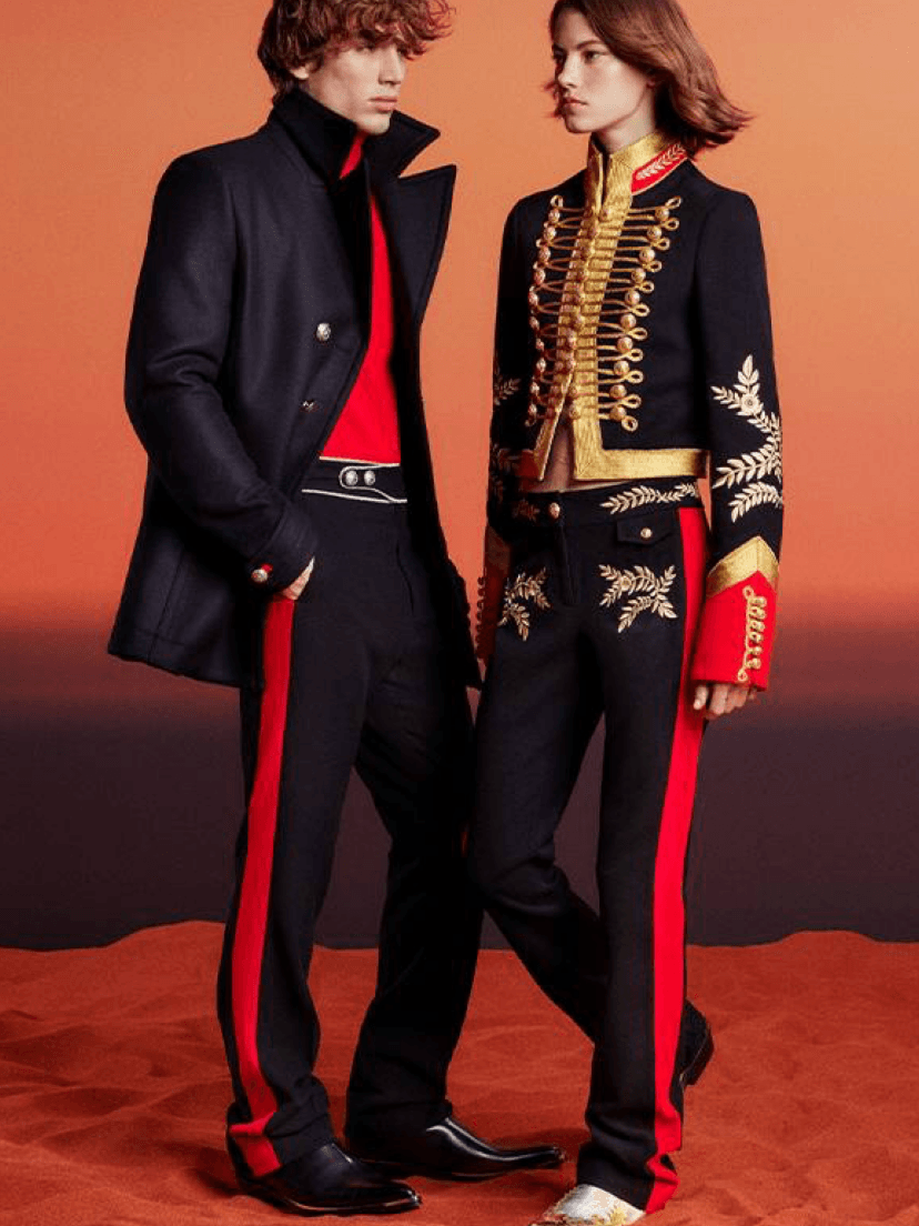 We return to the brilliant 70s with the new Rabanne x H&M collaboration. There are a lot of textures and colors, bright prints, gold sequins shine on feminine models, and chain mail is embodied in dresses with slits, fringes and tops.