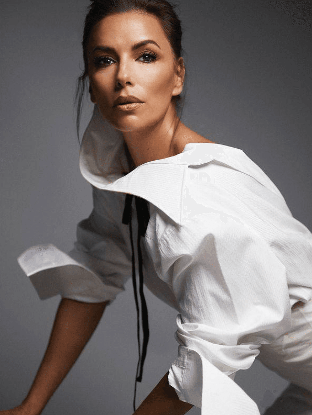 Stunning Eva Longoria became woman of the year in cinema according to the Spanish Harper’s Bazaar 🔥
“The brotherhood and support around me really contributes to my success,” shares the actress.
