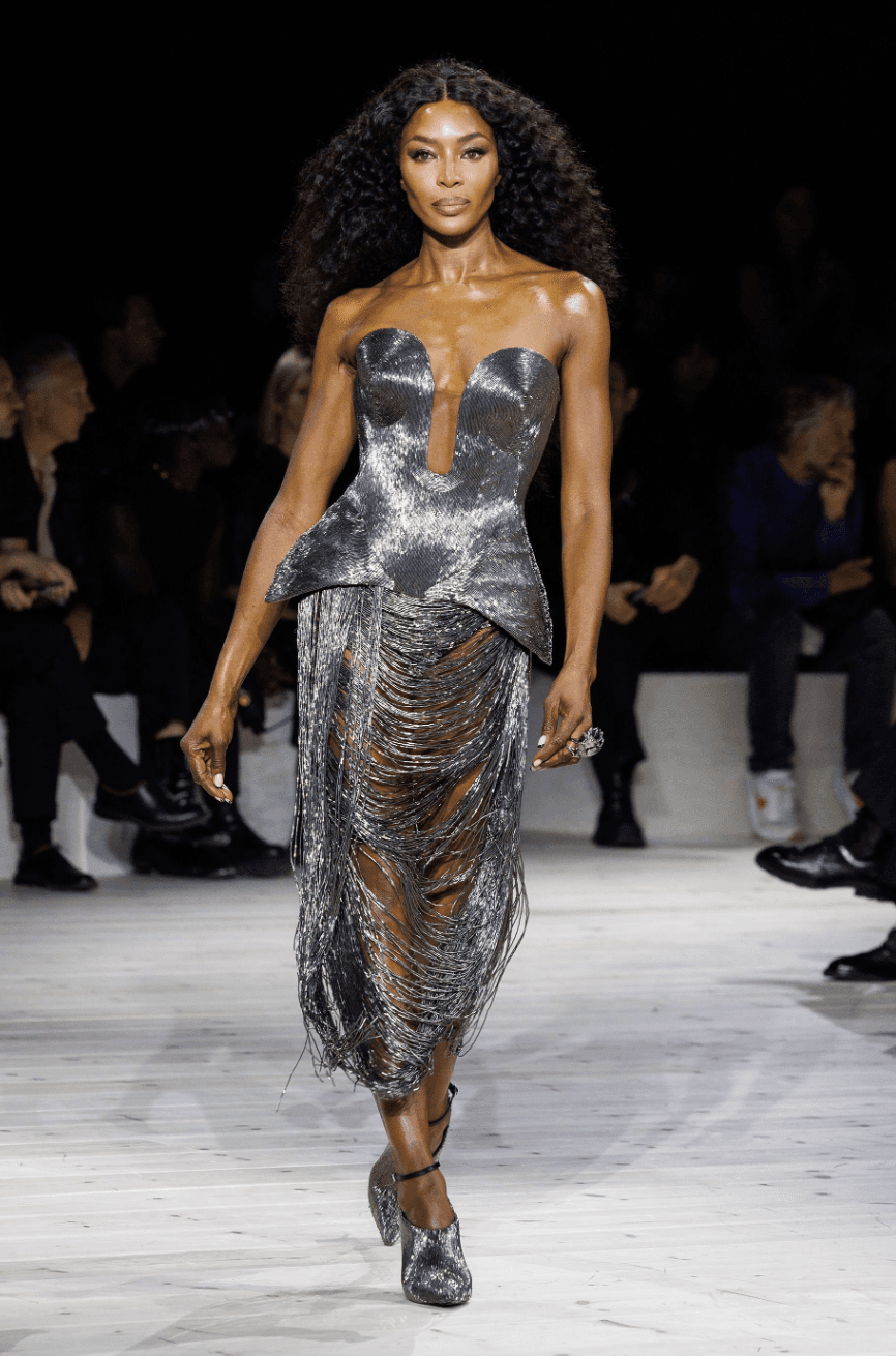 The nine days spent in Paris were filled with intense emotions. Despite exhaustion from previous fashion shows in New York, London, and Milan, attendees were energized. The weather was unpredictable, with bursts of rain providing relief from the humid heat. Attendees used their invitations as makeshift fans, and some even carried handheld electric ones to stay cool.